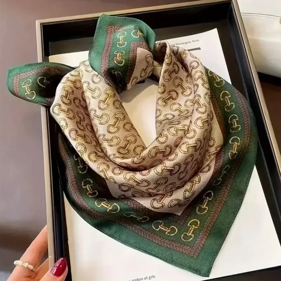 Elegant Green and Cream Scarf - Picture 2 of 2